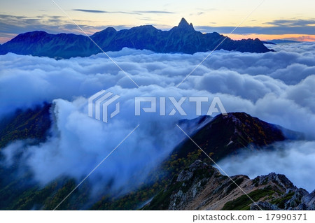 Taki cloud flowing Higashikamida ridge and dusk of the sunset 17990371