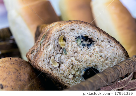 Slice of hole grain bread  17991359