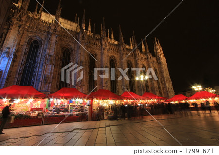 Milan Duomo Christmas Night View 17991671