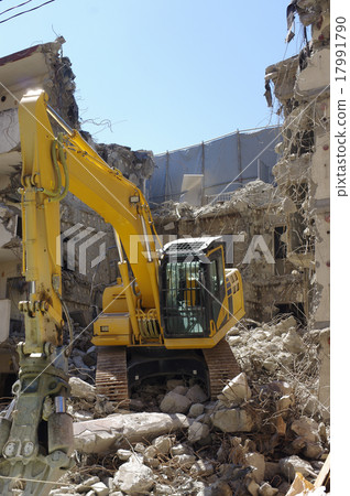 Dismantling work of old apartment 17991790