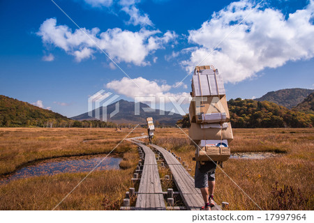 A walking shoulder walking with heavy baggage on Oze's moor 17997964
