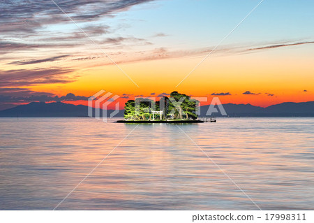 真嗣湖晚上風景島島 17998311