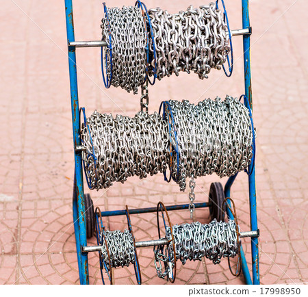 metal chain, a bunch of chains 17998950