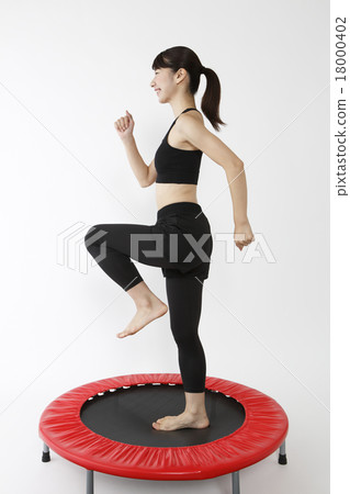 一個女人在蹦床上 18000402