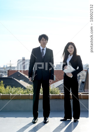 藍天后面女商人和商人新生 18002532