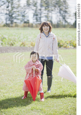 父母和孩子在下雨天 18004039