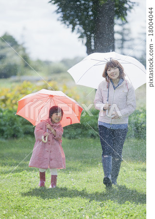 父母和孩子在下雨天 父母和孩子在下雨天 18004044