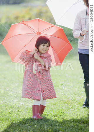 父母和孩子在下雨天 18004051