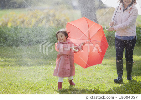 Parent and child on rainy day 18004057