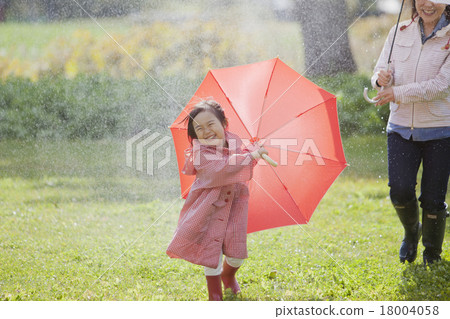 Parent and child on rainy day 18004058