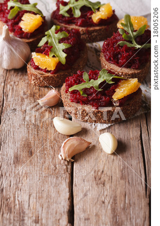 Sandwich with beets, oranges and rucola close-up 18005206