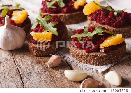 Sandwich with beets, oranges and rucola close-up 18005208