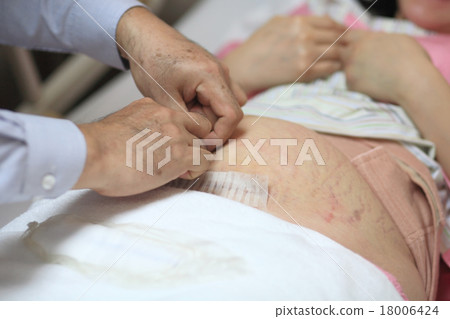 Doctor checking pregnant belly stomach 18006424