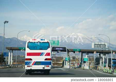 一輛公共汽車穿過長野立交 18008801