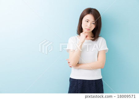 Thinking woman 18009571