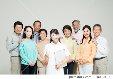 Nurse and middle and senior couple 18010102