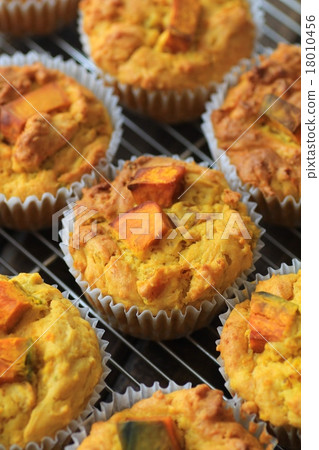 蛋糕冷卻器上放著新鮮出爐的自製南瓜鬆餅 18010456