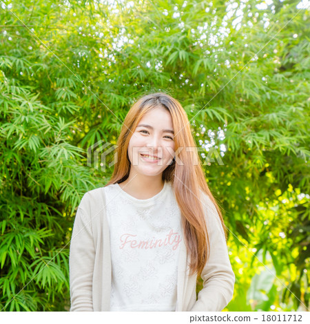 Young asian woman Young asian woman 18011712