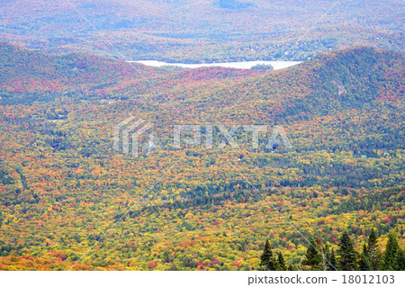 Tremblant lake seen from the summit of Mont Tremblant 18012103