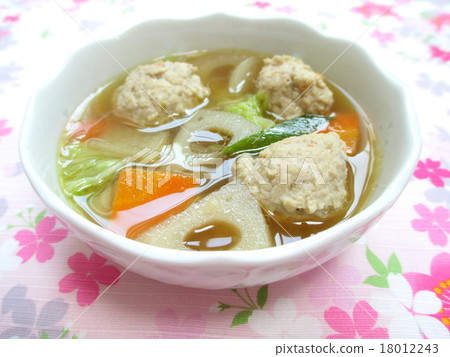 Plenty of vegetable meat dumpling soup 18012243