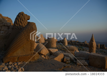 Nemrut statues in evening light 18014333