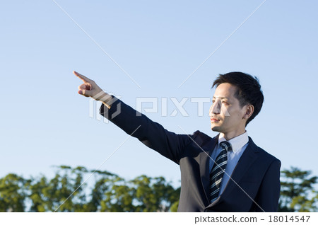 瞄準明天的商人與在今天的日落日落後的藍天在黎明圖像 18014547