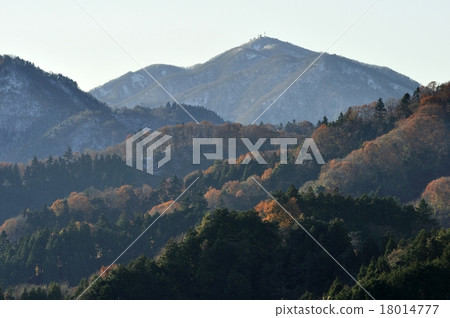 多雪的山和秋葉山 多雪的山和秋葉山 18014777