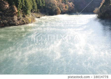 秋季葉子和河早晨湖 秋季葉子和河早晨湖 18014778