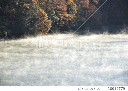 秋季葉子和河早晨湖 秋季葉子和河早晨湖 18014779