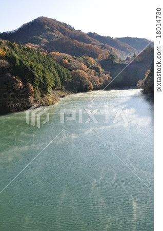 秋季葉子和河早晨湖 秋季葉子和河早晨湖 18014780