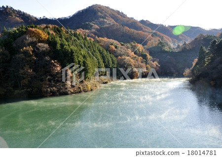 秋季葉子和河早晨湖 秋季葉子和河早晨湖 18014781