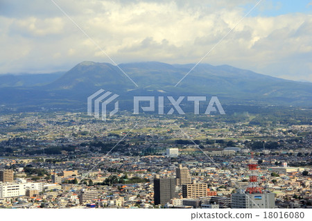赤城山和Maebashi市景觀 18016080