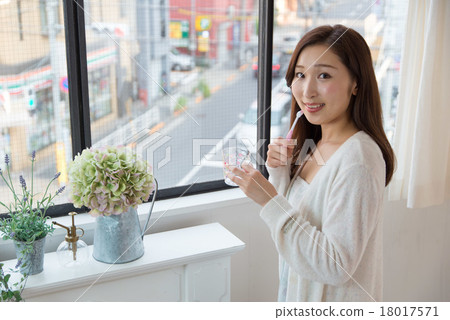 Women who brush your teeth Women who brush your teeth 18017571