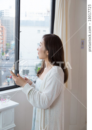 Woman with smartphone 18017725