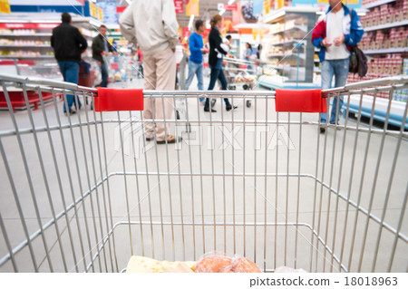 Shopping cart in supermarket 18018963