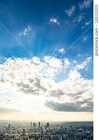 Urban landscape in Tokyo Sky Evening clouds Sky and clouds and large urban structures Building building Sun clouds Copy space background material 18019103