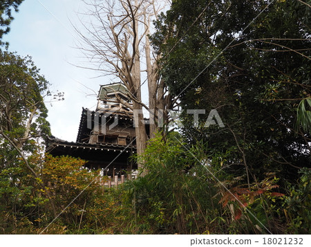 An old lamp house in the precinct of Funabashi Ojinomiya 18021232