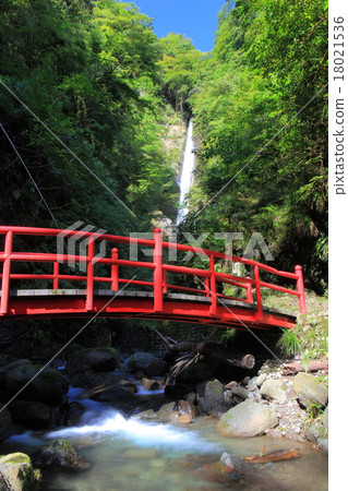 新鮮的瀑布 18021536