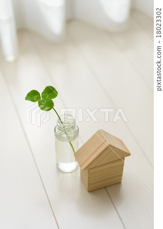 Mitsuba's Clover 18023302