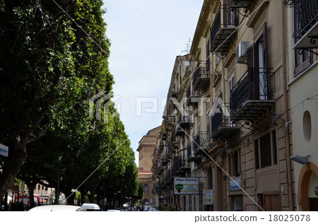 A main street leading to the Teatro Massimo in Palermo, houses of Toei baki are connected 18025078