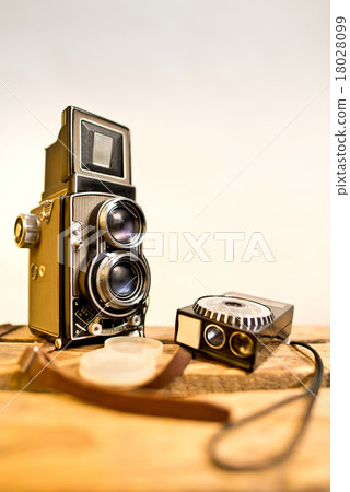 old twin-lens reflex camera with light meter 18028099