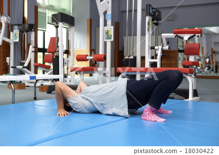 行使席子的中年婦女 18030422