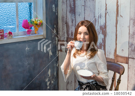 一個女人喝茶 18030542