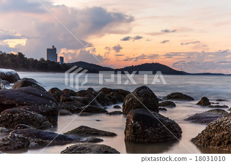 atmosphere at sunrise on the beach 18031010