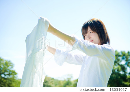 洗衣服的女人 18031037