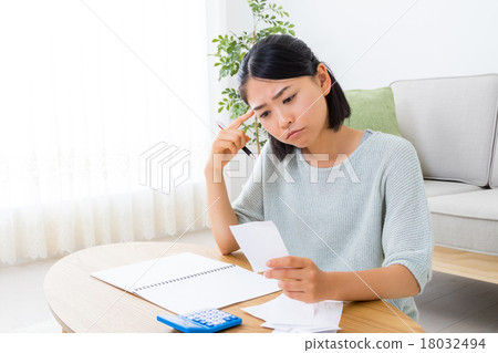 Woman who writes household account book women suffering women shortcut paper receipt receipt copy space space inside the living room 18032494
