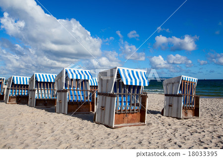 Sunrise  on the beach in Binz, Ruegen Island 18033395