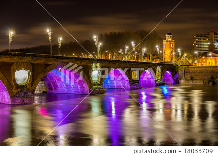 Night view of Pont Neuf in Toulouse - France Night view of Pont Neuf in Toulouse - France 18033709