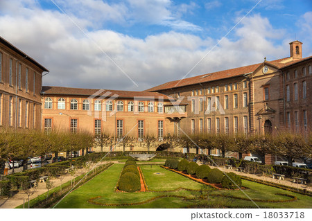 Hospital Hotel-Dieu Saint-Jacques in Toulouse 18033718