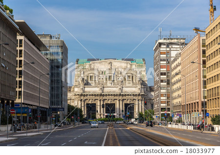 Via Vittor Pisani leading to Milano Centrale 18033977